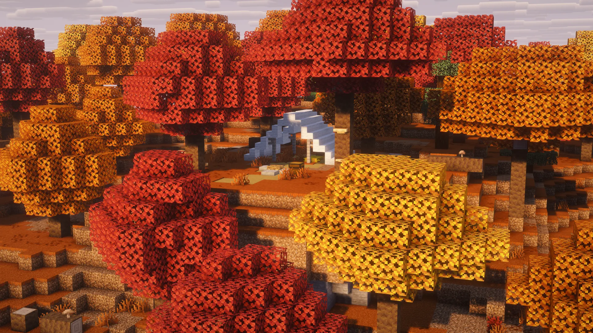 Tente dans une clairière du Dappled Forest entre des arbres d'automne